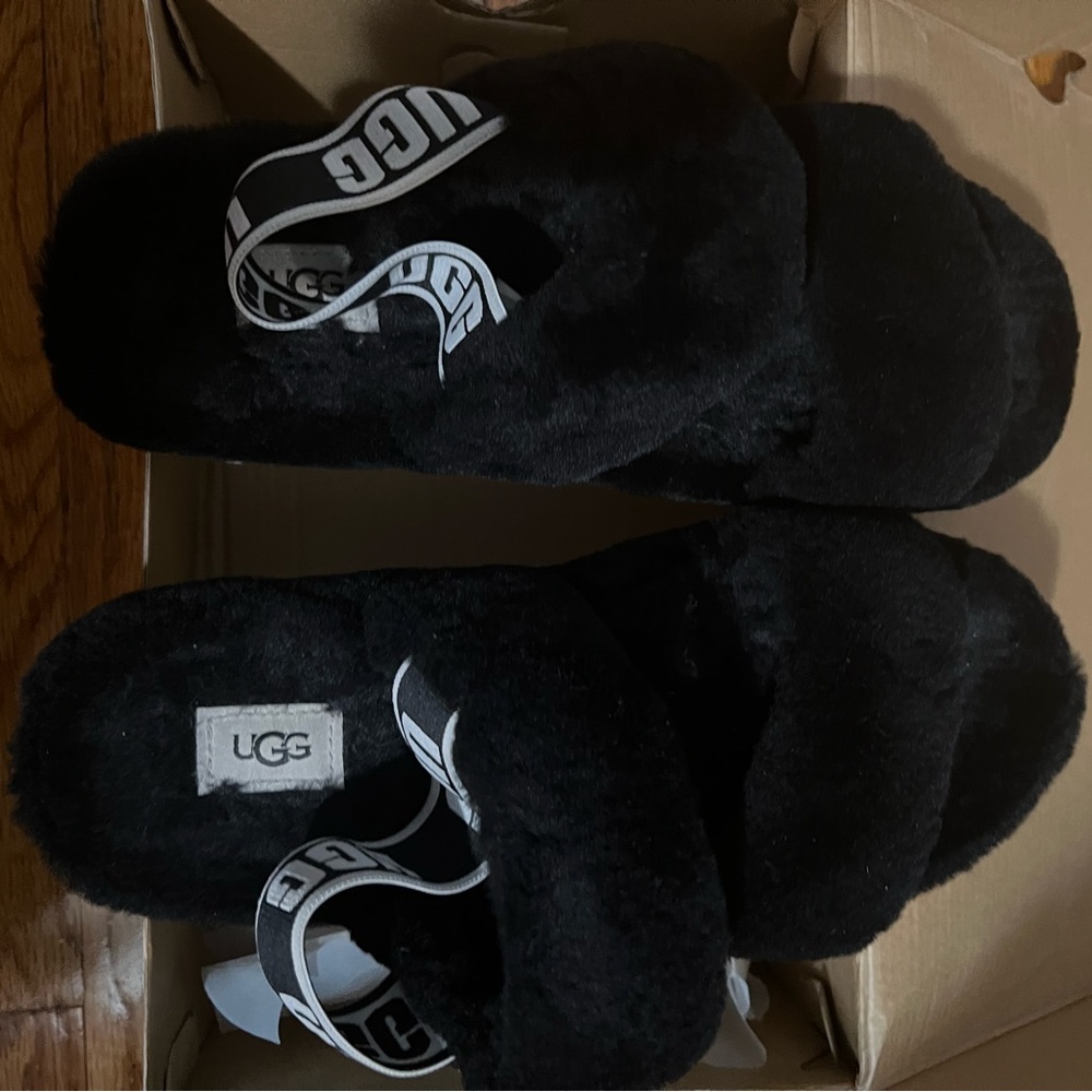 Great condition UGG Oh YEAH slippers/slides. Worn a few times indoors.